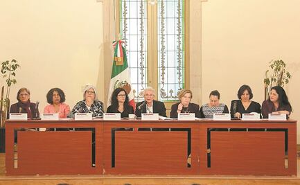 Llama AMLO a la no violencia en marcha feminista 