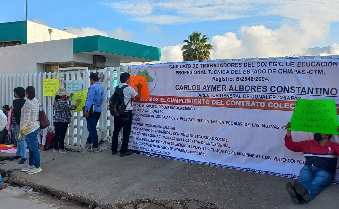 Decenas de maestros iniciaron una protesta afuera de las oficinas generales del Conalep, ubicadas en el oriente de Tuxtla Gutiérrez. Foto: Especial