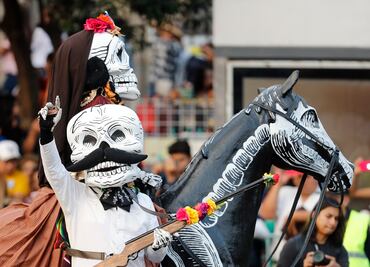 Alertan sobre cierres viales por desfile de Día de Muertos