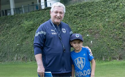 ¡Emotivo gesto! Rayados recibe a niño que hizo playera del equipo con fomi