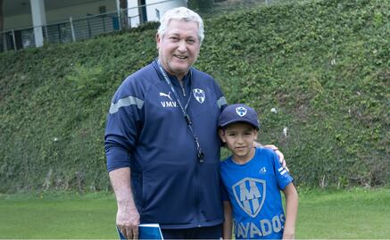¡Emotivo gesto! Rayados recibe a niño que hizo playera del equipo con fomi