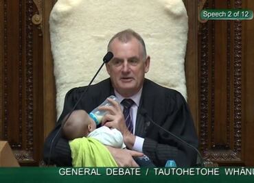 Presidente del Parlamento de Nueva Zelanda da biberón a un bebé durante sesión