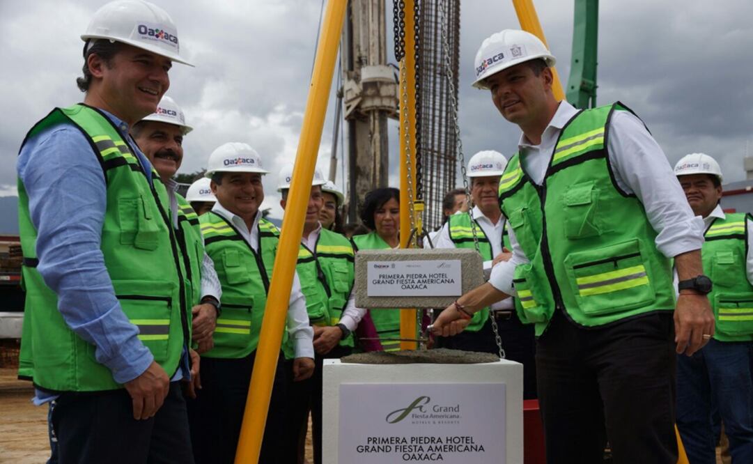 El gobernador de Oaxaca, Alejandro Murat, colocó el día de hoy la primera piedra de un hotel que se construirá en la capital; afirmó que no dejará desprotegidos a los afectados.  (Foto: Edwin Hernández)