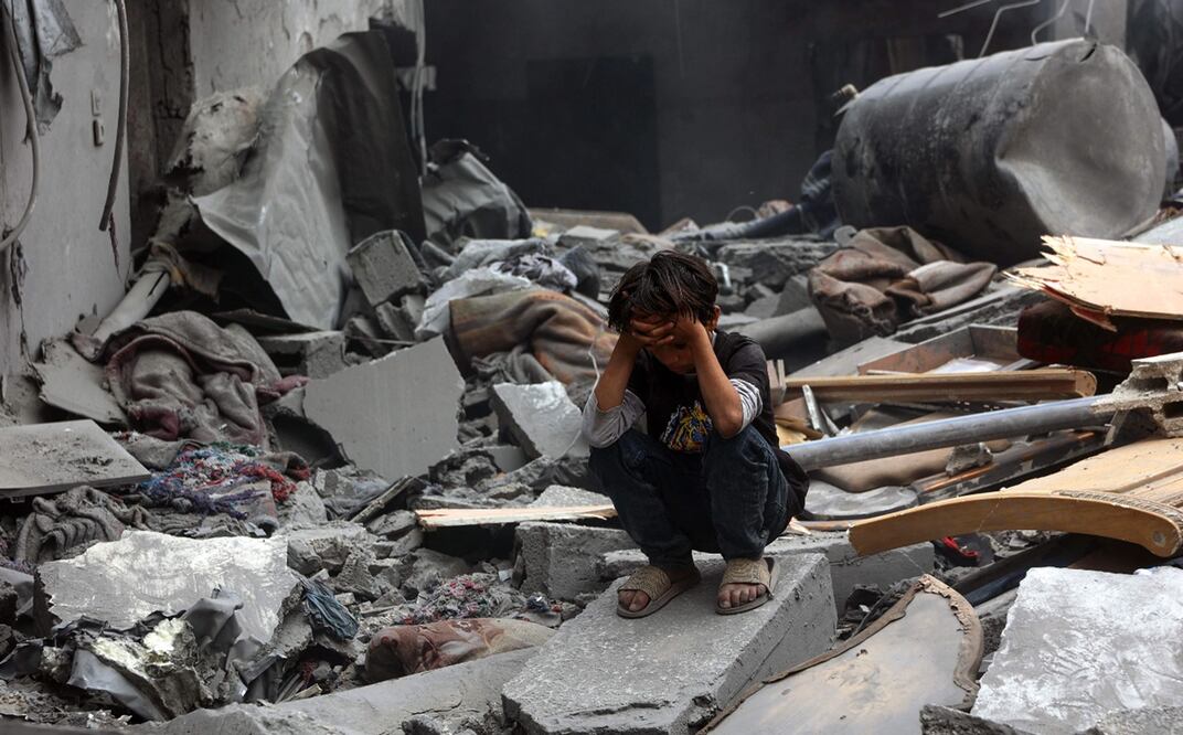 Un menor se lamenta en el lugar de un ataque israelí contra una zona residencial del barrio de Shujaiya, en la Ciudad de Gaza, el 9 de abril de 2025. Foto: AFP