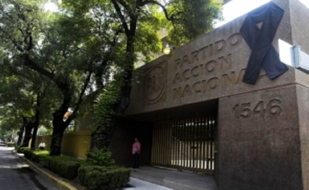 En la entrada de la sede del blanquiazul destaca un enorme moño negro que fue colocado como muestra de luto (Foto: Fernando Ramírez / EL UNIVERSAL)