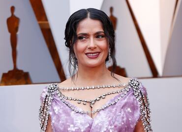 Salma Hayek mueve el trasero a ritmo de vallenato