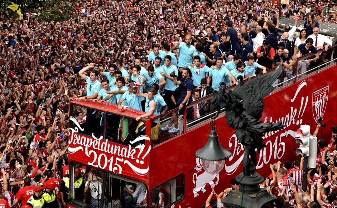 Los jugadores del Athletic de Bilbao pasean por las calles de la ciudad tras ganar la Supercopa de España. EFE