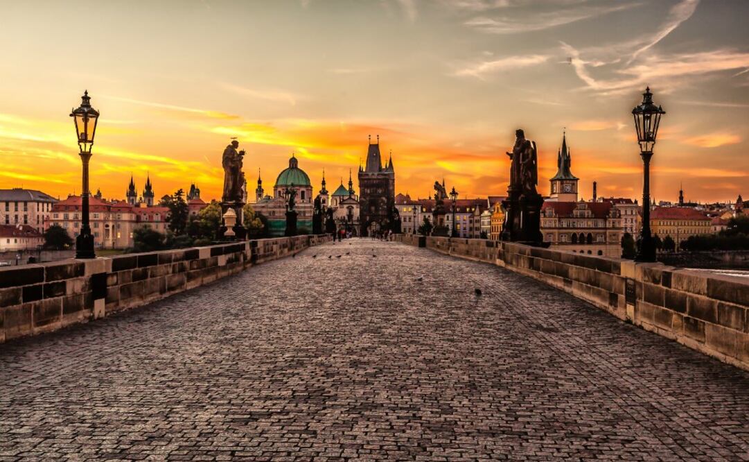 El Puente de Carlos atraviesa el río Moldava y une la ciudad vieja con el barrio de Mala Strana. (Foto: Valerii Tkachenko)