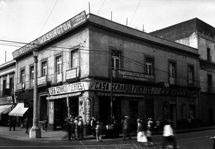 El Instituto Washington, ubicado en la 1a. calle de Soto y Av. Hidalgo. La escuela se encontraba en el segundo piso compartiendo instalaciones con una tienda de abarrotes y una cervecería. Un cartel de la escuela dice: “taquigrafía en ingles método rapidísimo”. Foto: Mediateca INAH/ Especial.