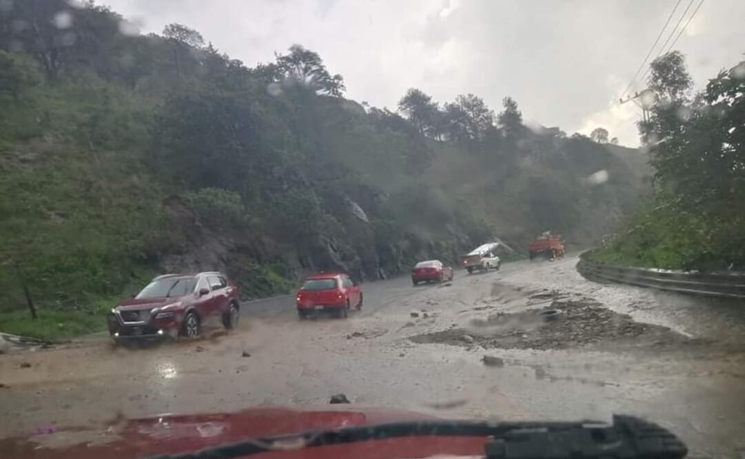 Un ligero deslizamiento de tierra a raíz de la lluvia de hoy, causó avance lento en la carretera Naucalpan-Toluca, a la altura de la comunidad de San Francisco Chimalpa. Foto: Especiales