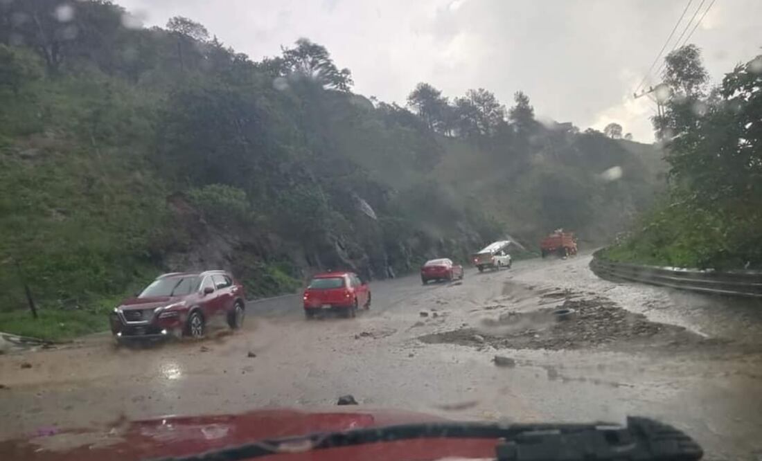 Un ligero deslizamiento de tierra a raíz de la lluvia de hoy, causó avance lento en la carretera Naucalpan-Toluca, a la altura de la comunidad de San Francisco Chimalpa. Foto: Especiales