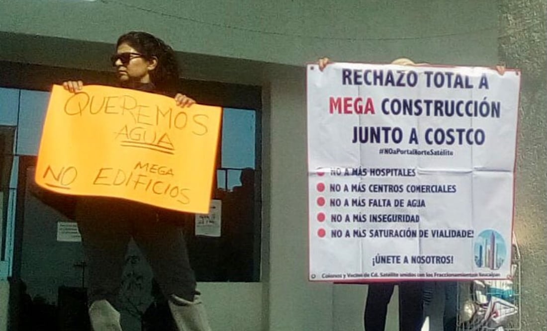 Manifestación de vecinos de Ciudad Satélite frente a la presidencia municipal de Naucalpan. Foto: Especial