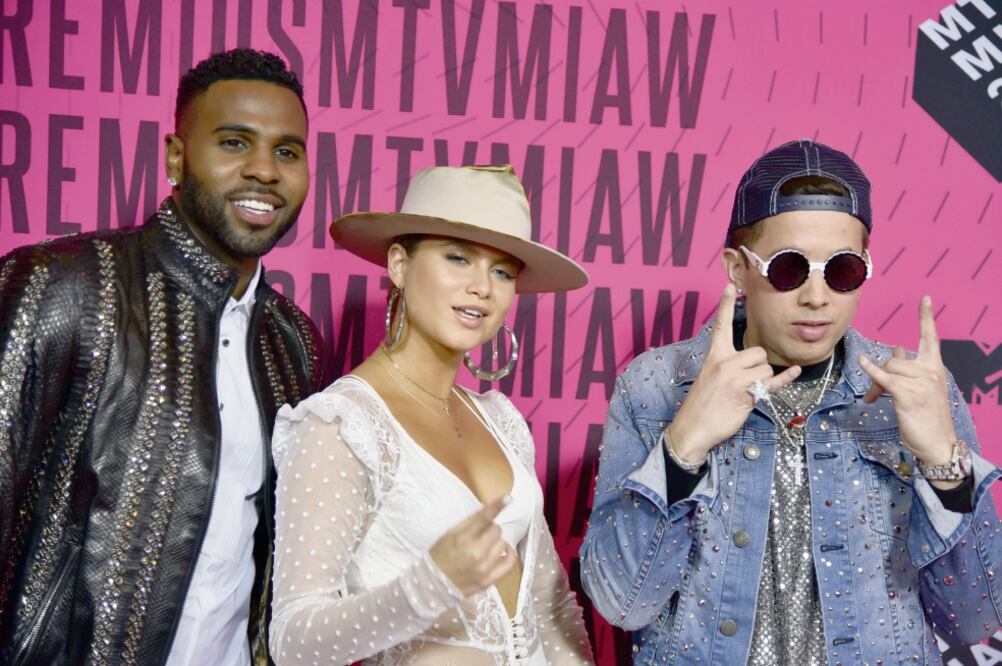Jason Derulo y Sofía Reyes posaron para los medios durante la alfombra rosa de los premios MTV MIAW 2018, en la Arena Ciudad de México. Foto: CUSARTOSCURO.COM