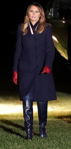Melania Trump apuesta por botas y jeans para su regreso a la Casa Blanca