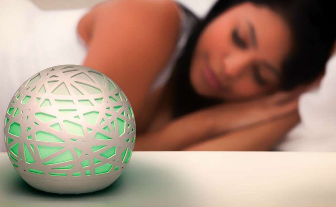 En la jornada previa al arranque oficial de la IFA, Samsung presentó Sleep Sense, un dispositivo con forma de disco que, colocado debajo del colchón, analiza el sueño y da pautas a través del teléfono móvil para mejorar el descanso