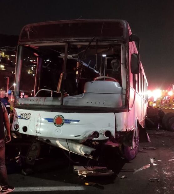 Choque de autobús contra tres autos particulares deja 21 lesionados en México-Pachuca