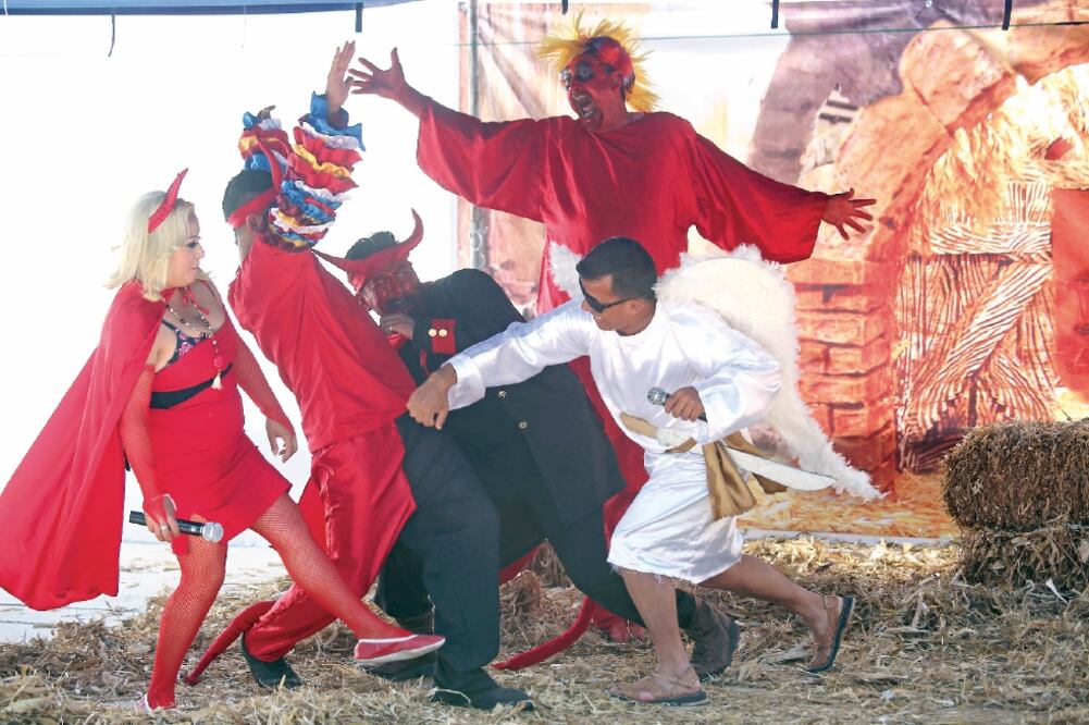 Internos del Cefereso de La Piedad se alistan para participar en el Quinto Concurso Nacional de Pastorelas Penitenciarias, que se realizará en el DF (ARMANDO SOLÍS. EL UNIVERSAL)