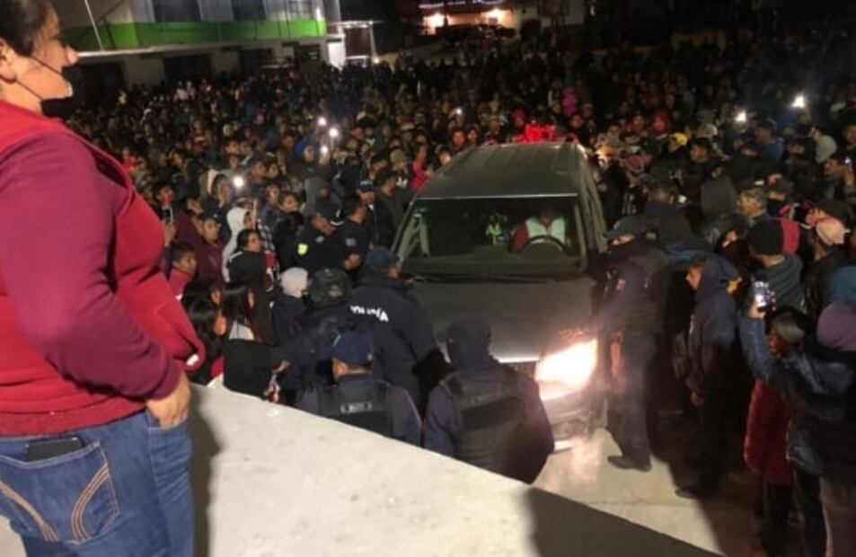 Pobladores retienen a 9 personas por supuestos actos de santería en San Pedro Nexapa