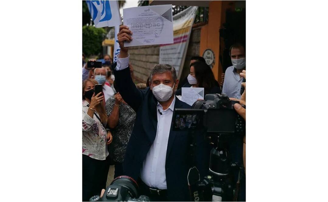 José Luis Urióstegui Salgado, con la constancia de mayoría por el municipio de Cuernavaca. Foto: Facenook @jluriosteguis