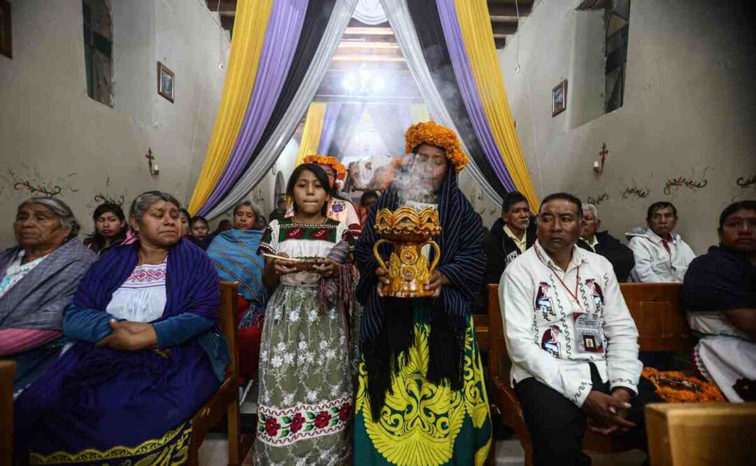 Comunidad Purépecha del pueblo de Urandén, en Michoacán, se prepara para el Día de Muertos con una misa oficiada en su lengua originaria. Foto: Gabriel Pano/EL UNIVERSAL