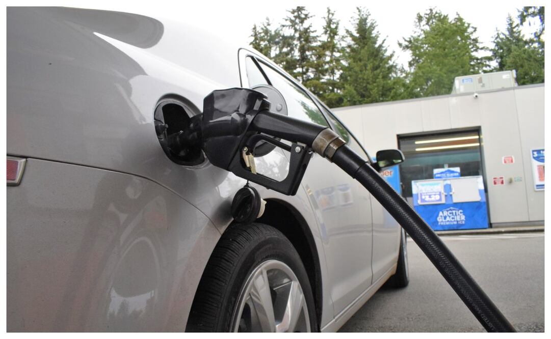 los consumidores deberán pagar de impuestos 3.27 pesos por cada litro de gasolina regular, la verde; 3.73 pesos por la roja, y 5.25 pesos por el diésel. Imagen: Unsplash