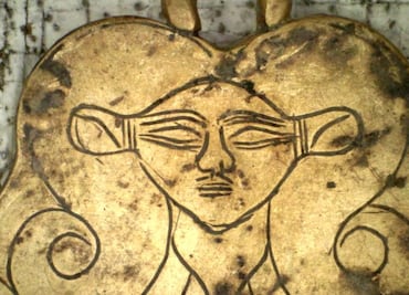 Encuentran milenarias joyas de oro en 2 tumbas reales de la Edad de Bronce