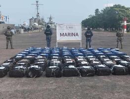 Hallan 40 bultos de cocaína en costas de Michoacán; aseguran alrededor de 2.5 toneladas de esta droga a la deriva