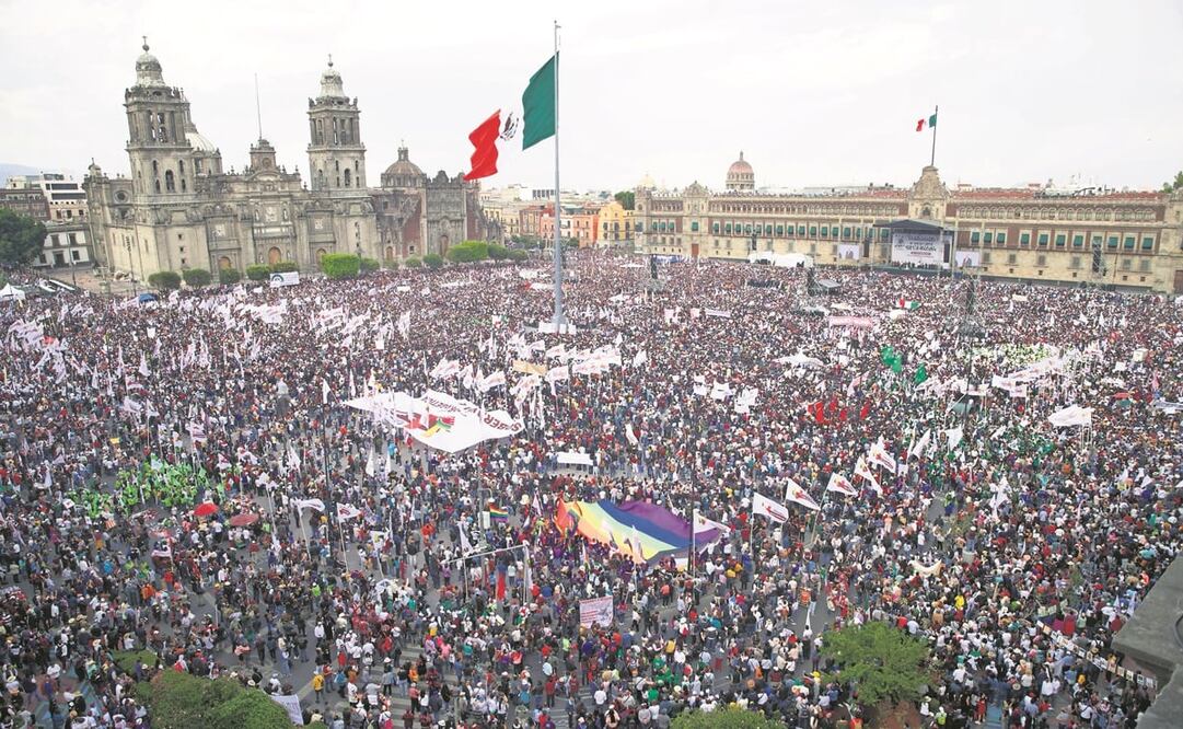 A diferencia de la manifestación del INE y el 8M, este 18 de marzo sí ondeó la Bandera Nacional en el Zócalo. Foto: Germán Espinosa / EL UNIVERSAL