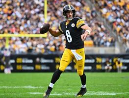 Steelers confirma que Aaron Rodgers se fracturó la muñeca, pero aún podría jugar contra los Bears