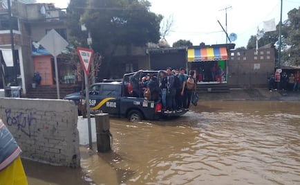 Policía rescata a niños atrapados por inundaciones en escuelas de Tlalpan
