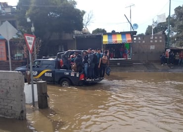 Policía rescata a niños atrapados por inundaciones en escuelas de Tlalpan