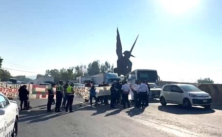 Violento desalojo en la México-Pachuca: Trabajadores retiran a golpes a manifestantes de Ecatepec