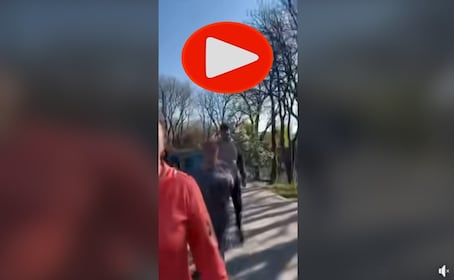 VIDEO: Señora que bailaba zumba agrede violentamente a skater, ambos querían hacer ejercicio