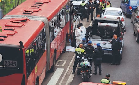 Intenta cruzar la calle y termina en el otro lado arrollada por el Metrobús en Hipódromo Condesa