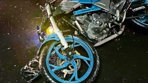 ¡Aventón al hoyo! Motociclista pierde la vida al caer en un bache en Azcapotzalco