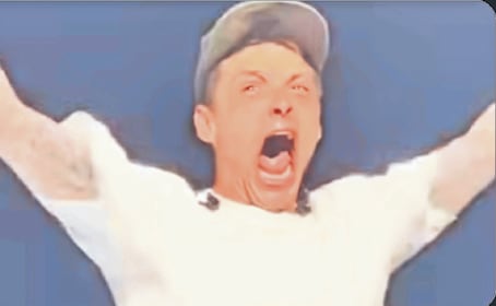 Ando bien loco: Confirman que Peso Pluma teme por su vida consume alcohol sin medida