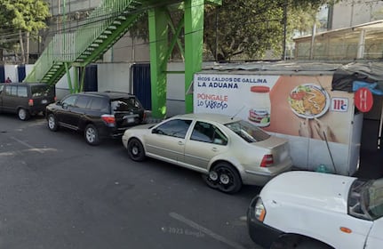 Hombre queda destrozado frente a aduanas del AICM, varios autos le pasaron encima