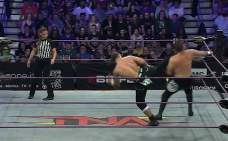 Luchador de TNA sufre conmosión cerebral tras un "mal golpe" recibido durante evento EN VIVO