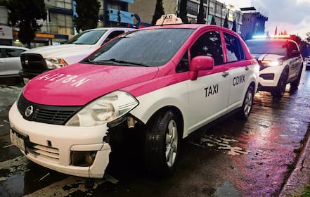 ¿Autoatropello? Taxista pasa por encima de un hombre que le habría brincado enfrente