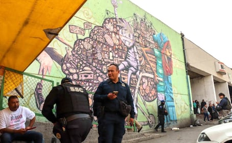 Homicidio en la Central de Abastos: Buscan auto Mazda rojo tras riña mortal en Iztapalapa