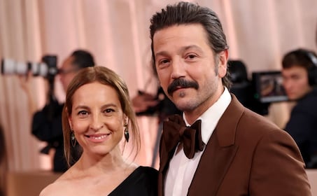 El amor de Diego Luna y Marina de Tavira brilla en los Golden Globes 2026