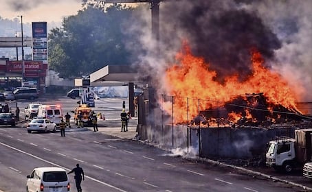 ¡Pipazo! Explota pipa de gas matando a los dos ocupantes y dejando a una mujer herida