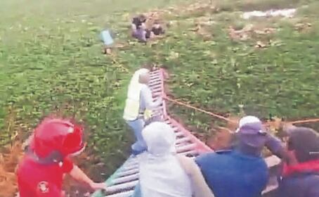 ¡La cambian de canal! Mujer muere ahogada, tras volcadura en Nezahualcóyotl