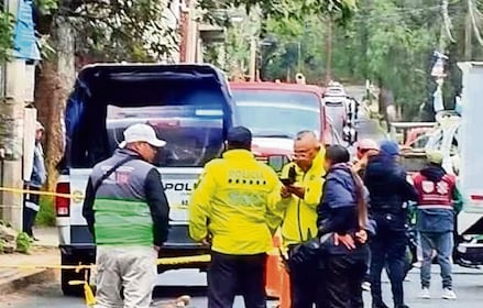 Conductores de dos microbuses que iban echando carreritas y hacen sándwich a mujer, en Xochimilco