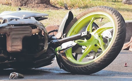 Mujer muere atropellada en Canal de Miramontes, iba en motocicleta y el casco salió volando