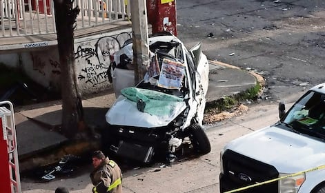 Por ganarle al semáforo, automovilista termina prensado contra un poste en Tultitlán
