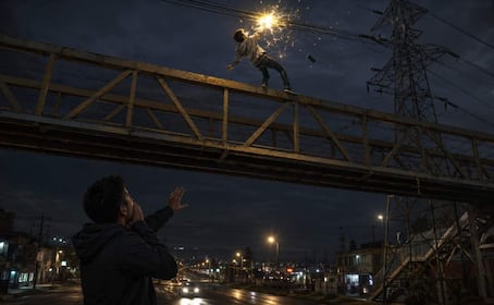 Por una foto quedó chamuscado: Morro de 18 años muere electrocutado al caer de un puente en la GAM