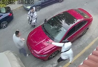 Intentan robar auto con una niña adentro y vecino armado frustra asalto en Tultitlán