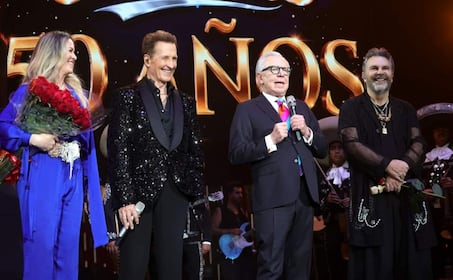 Joaquín López-Dóriga, Rebecca de Alba y Mijares reconocen a Emmanuel por 50 años de trayectoria