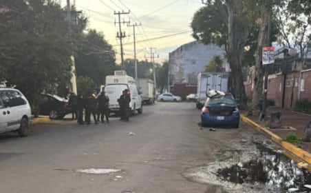Fuerte olor alertó a vecinos: Hallan cadáver de una mujer dentro de un auto en la Venustiano Carranza